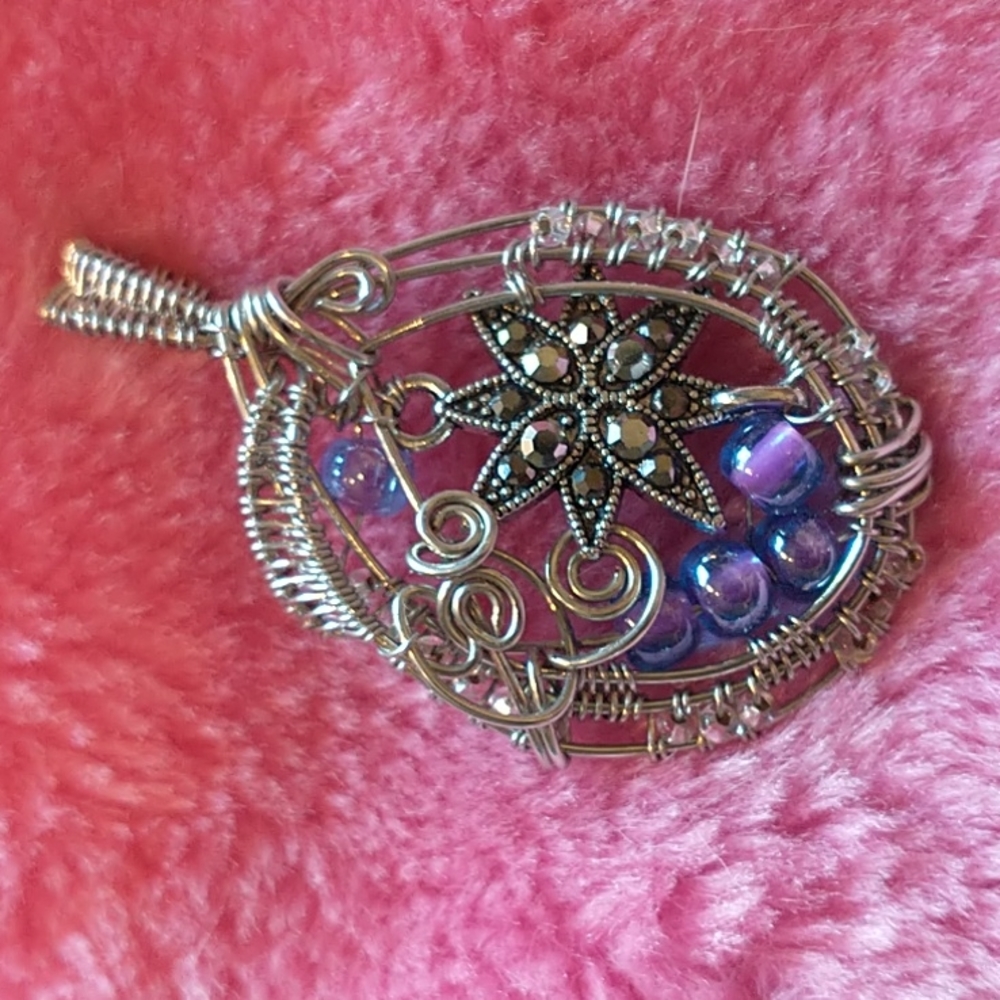 NWT Beautiful Hand Wire Weaved Teardrop Flower Pendant